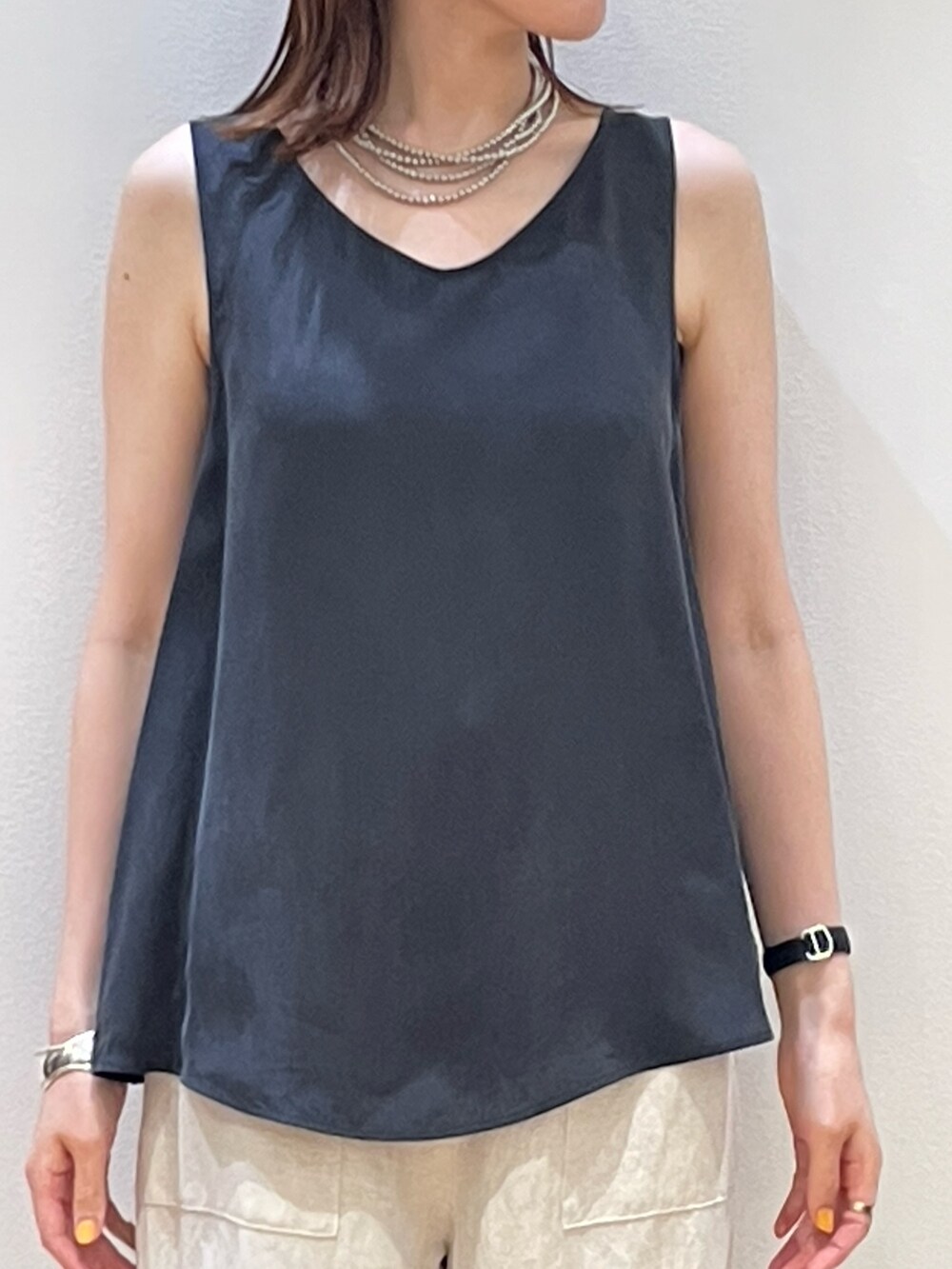 ホワイト系のその他パンツ、グレー系のシャツ/ブラウス、ブラック系のバレエシューズを着用したレディースの夏コーディネートの10枚目の写真