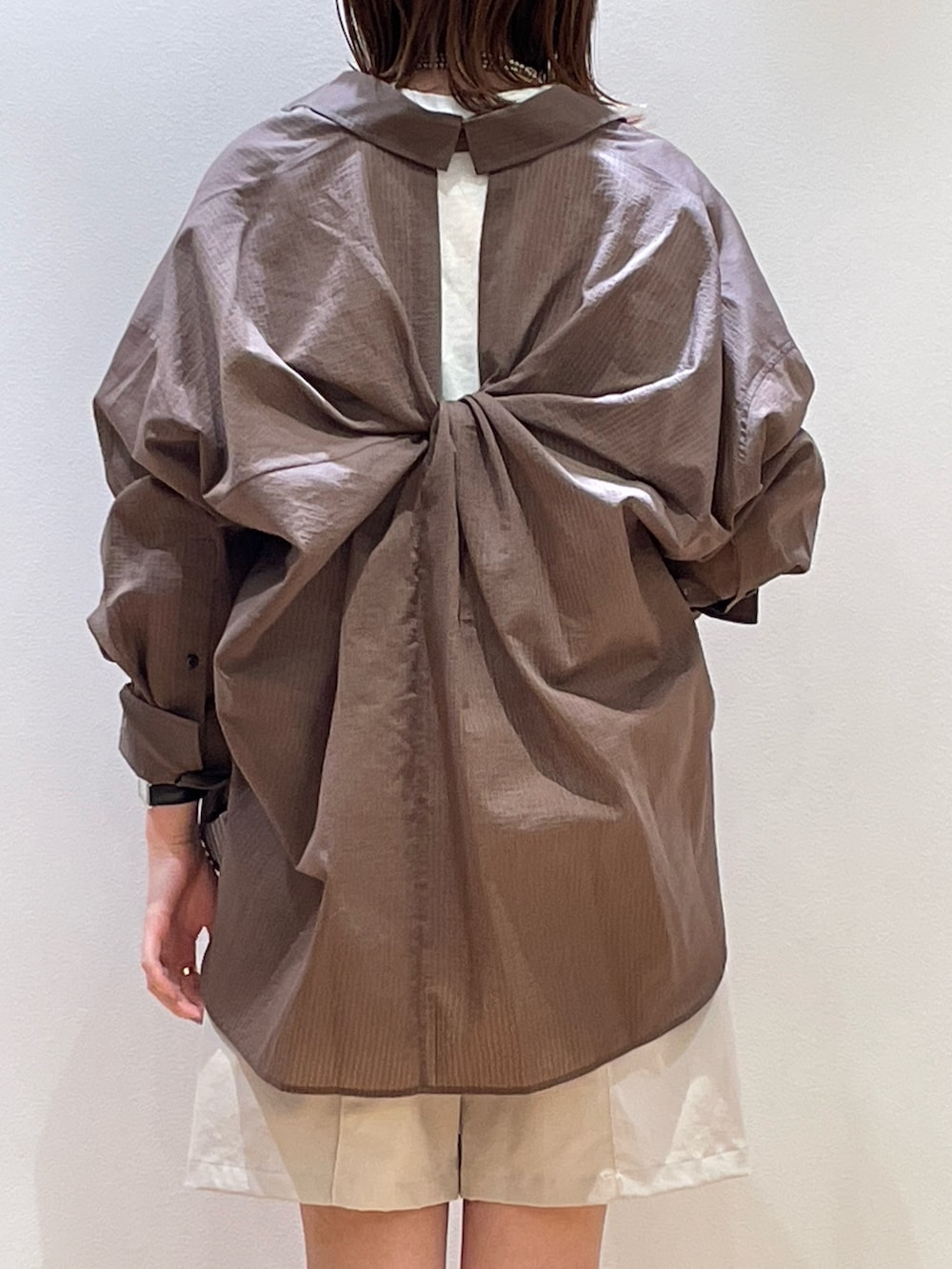 「バックツイスト、サンダル、シャツ、シャツスタイル、シャツコーデ、ショートパンツ、ハーフパンツ、ハーフパンツコーデ、トレンド、夏コーデ、夏ファッション、大人カジュアル、大人コーデ、大人女子、30代コーデ」｜「Rouge vifのフロントタックショートパンツ（その他パンツ、ベージュ系）」を使った、ひかりさん（骨格ストレート・レディース・162cm）の夏コーディネートの5枚目の写真