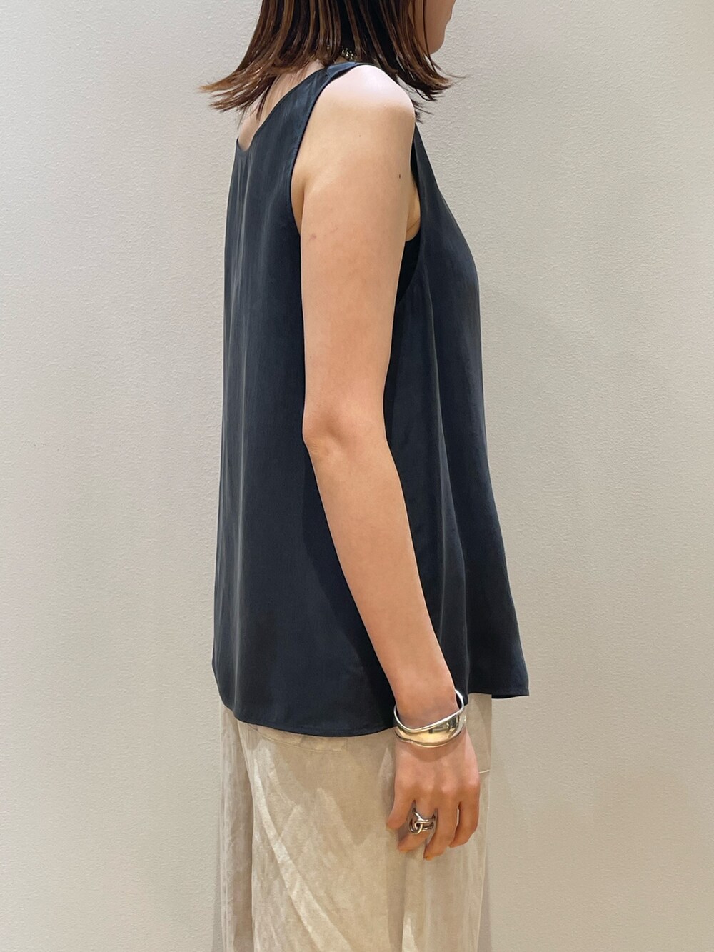 ホワイト系のその他パンツ、グレー系のシャツ/ブラウス、ブラック系のバレエシューズを着用したレディースの夏コーディネートの8枚目の写真