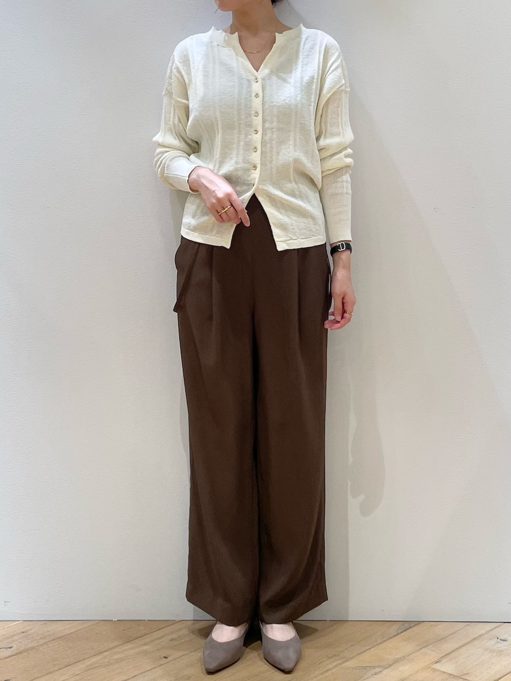 ホワイト系のニット/セーター、ベージュ系のショルダーバッグ、ホワイト系のショルダーバッグを着用したレディースの夏コーディネートの5枚目の写真