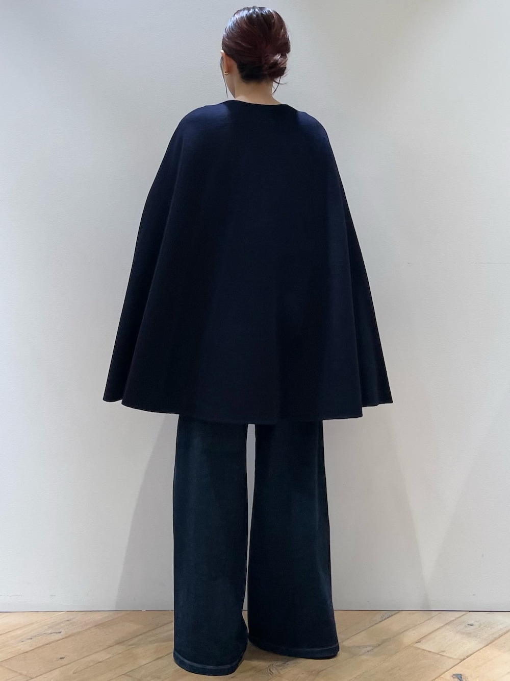レッド系のニット/セーター、ブルー系のデニムパンツ、ブラック系のローファーを着用したレディースの秋コーディネートの5枚目の写真