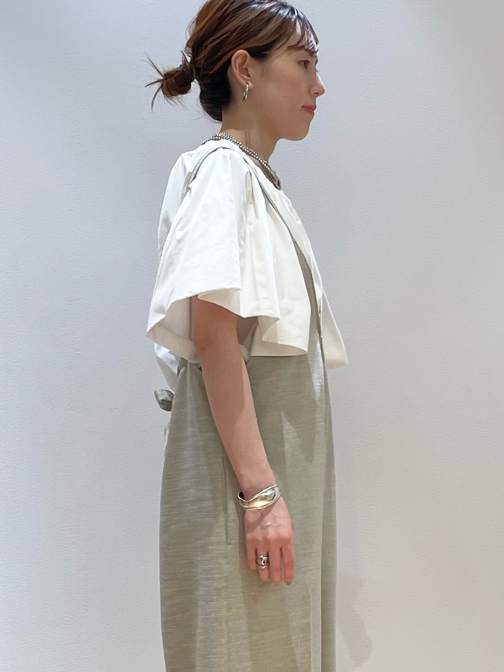 「夏服コーデ、おでかけコーデ、初夏コーデ、オトナカワイイ、夏ファッション、ママファッション、スニーカーコーデ、30代コーデ、サロペット、ブラウス、Rouge vif la cle(Rouge vif la cle)、ママコーデ、adidas、夏コーデ、大人カジュアル」｜「Rouge vifのドライタッチフロントジップサロペット（サロペット/オーバーオール、ベージュ系）」を使った、ひかりさん（骨格ストレート・レディース・162cm）の夏コーディネートの4枚目の写真