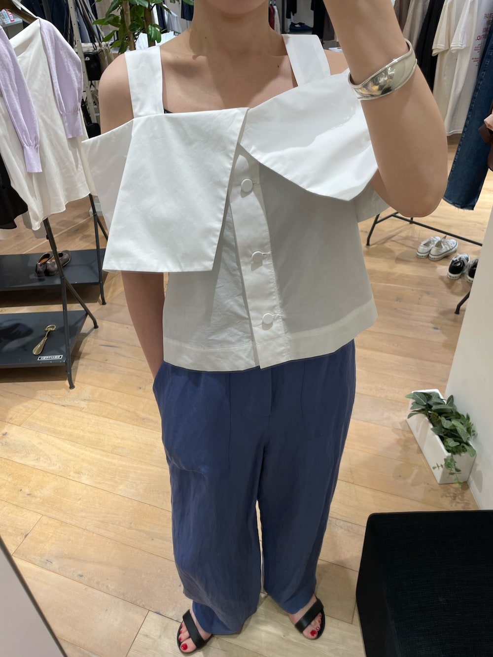 「アウトドアスタイル、夏コーデ、お出かけコーデ、カラーパンツ、ブラウス、オフショル、ケープブラウス、リゾート、リゾートスタイル、海コーデ、大人カジュアル、大人女子、大人可愛い、ママコーデ、ママファッション」｜「Rouge vifの【追加】レーヨンリネンベイカーイージーパンツ（その他パンツ、ブルー系）」を使った、ひかりさん（骨格ストレート・レディース・162cm）の夏コーディネートの6枚目の写真