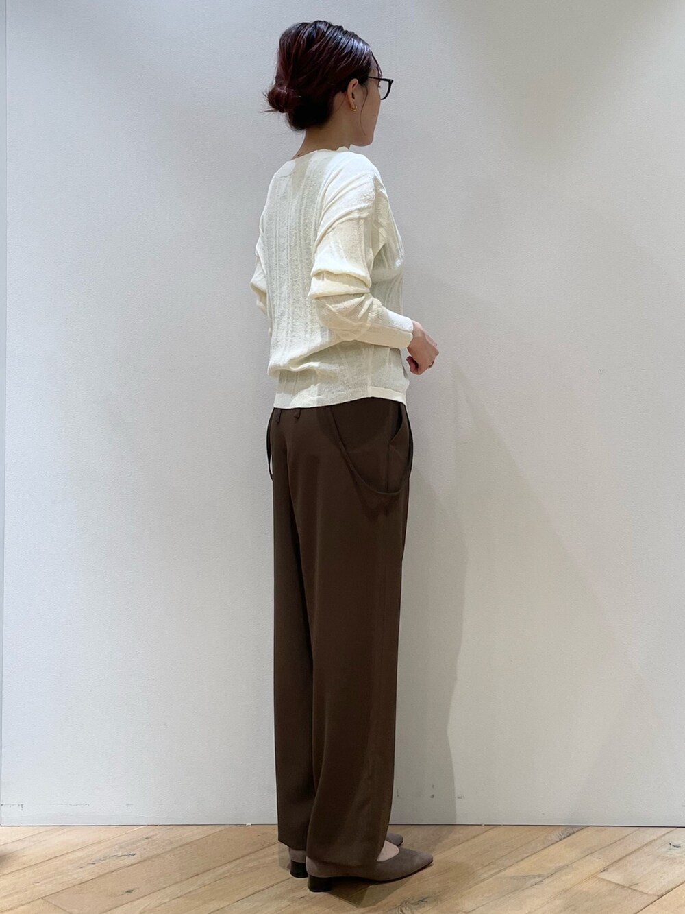 ホワイト系のニット/セーター、ベージュ系のショルダーバッグ、ホワイト系のショルダーバッグを着用したレディースの夏コーディネートの3枚目の写真