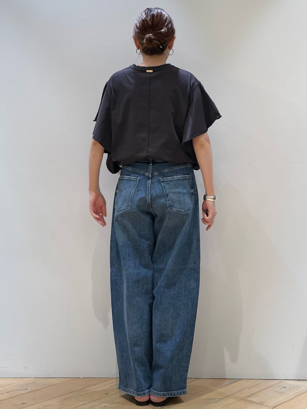 「デニム、ロゴT、休日スタイル、テーマパークコーデ、シンプルコーデ、夏コーデ、夏服、大人カジュアルコーデ、楽チンコーデ、シンプルスタイル、お洒落さんとつながりたい、大人女子、ママコーデ、30代コーデ、ママファッション」｜「NICOLAS LAINASの【NICOLAS LAINAS/ニコラスライナス】レザーメタリックトングサンダル（サンダル、シルバー系）」を使った、ひかりさん（骨格ストレート・レディース・162cm）の夏コーディネートの5枚目の写真