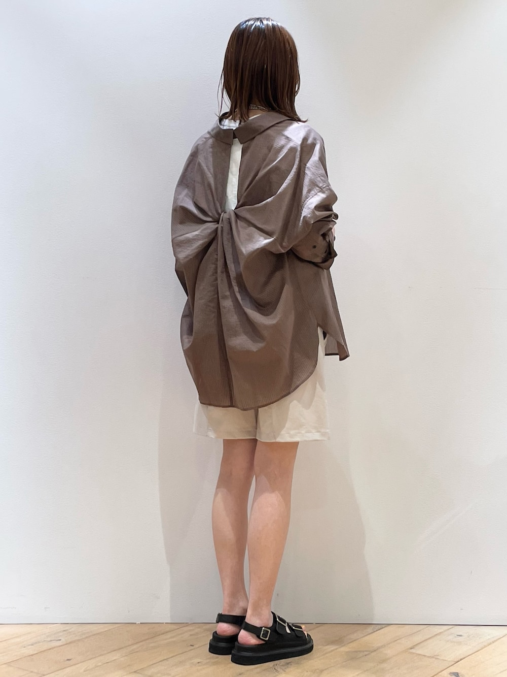 「バックツイスト、サンダル、シャツ、シャツスタイル、シャツコーデ、ショートパンツ、ハーフパンツ、ハーフパンツコーデ、トレンド、夏コーデ、夏ファッション、大人カジュアル、大人コーデ、大人女子、30代コーデ」｜「Rouge vifのフロントタックショートパンツ（その他パンツ、ベージュ系）」を使った、ひかりさん（骨格ストレート・レディース・162cm）の夏コーディネートの2枚目の写真