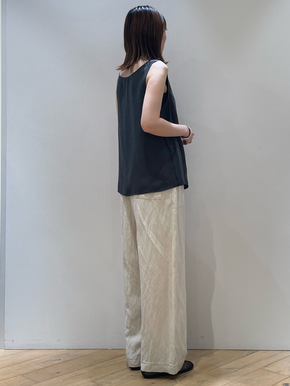 ホワイト系のその他パンツ、グレー系のシャツ/ブラウス、ブラック系のバレエシューズを着用したレディースの夏コーディネートの4枚目の写真