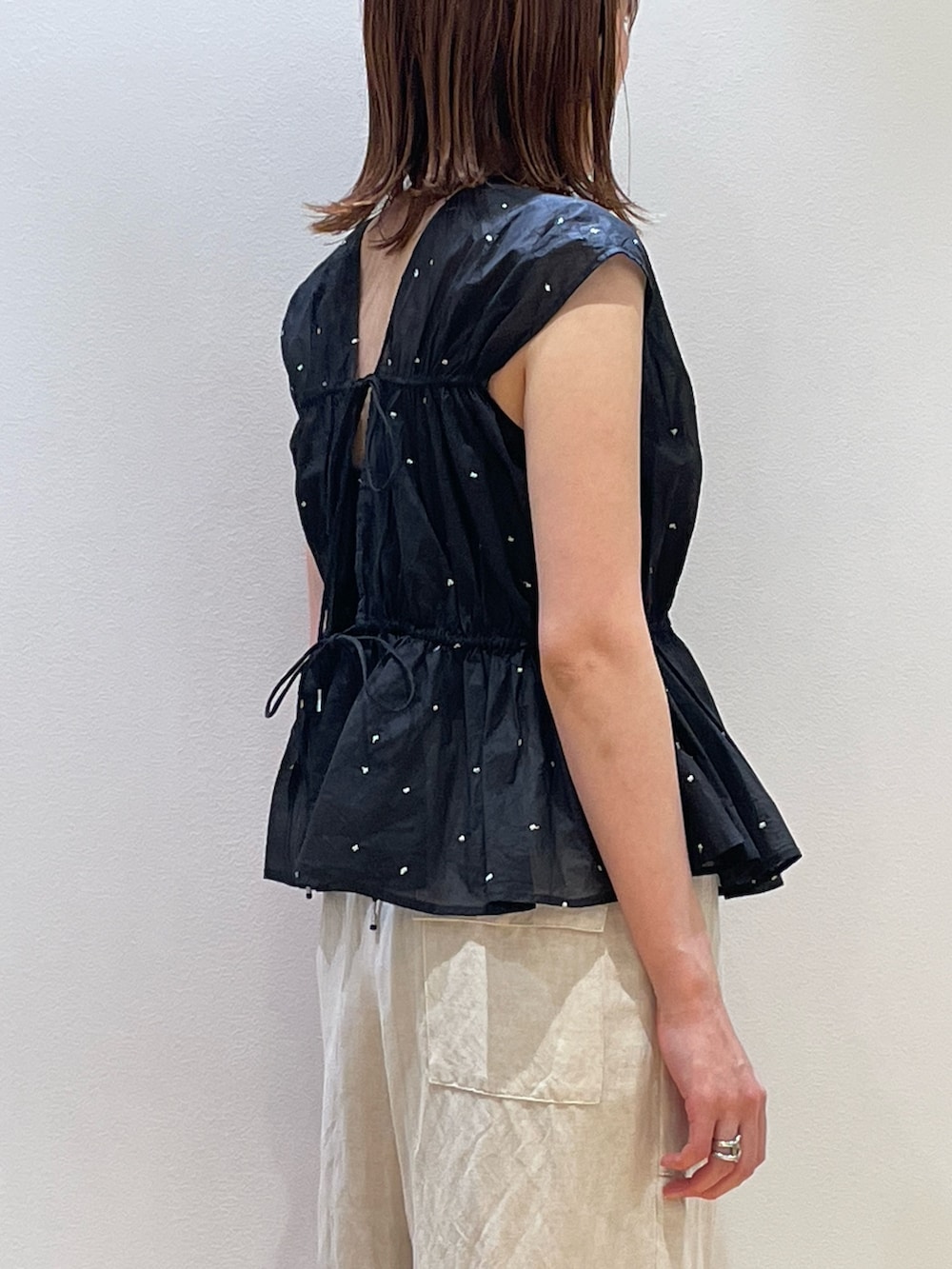 「サンダル、大人可愛い、夏服コーデ、パンツコーデ、ママファッション、オトナカジュアル、レイヤードスタイル、デートコーデ、シアートップス、ドット、ドット柄、ドットブラウス、白ワイド、パンツ、パンツスタイル」｜「Rouge vif Annaのシルバードット刺繍ペプラムブラウス（シャツ/ブラウス、ブラック系）」を使った、ひかりさん（骨格ストレート・レディース・162cm）の夏コーディネートの5枚目の写真