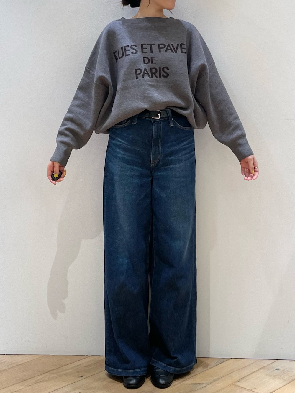 ブラウン系のボストンバッグ、ブラック系のローファー、ブルー系のデニムパンツを着用したレディースの秋コーディネートの9枚目の写真