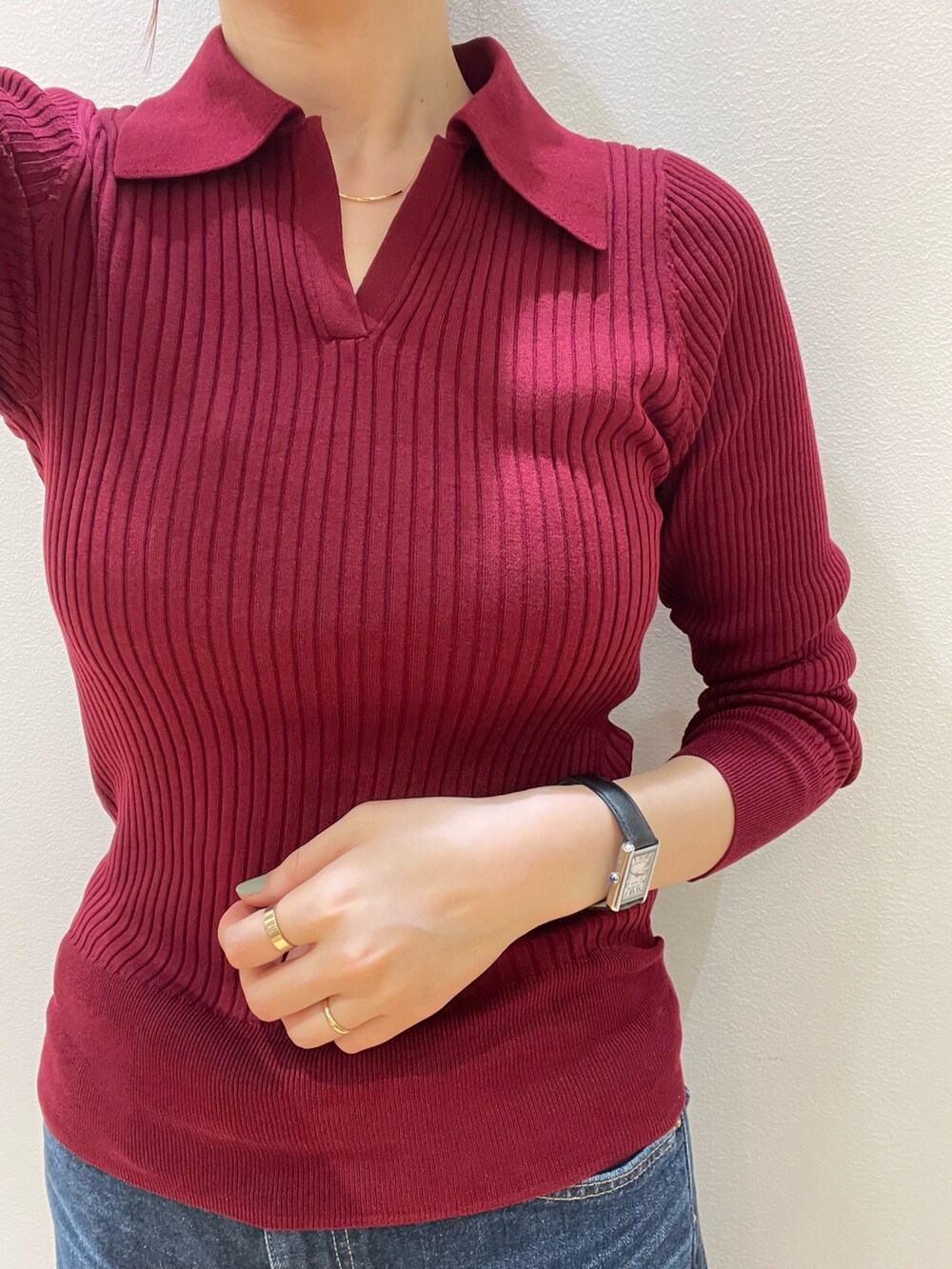 レッド系のニット/セーター、ブルー系のデニムパンツ、ブラック系のローファーを着用したレディースの秋コーディネートの7枚目の写真