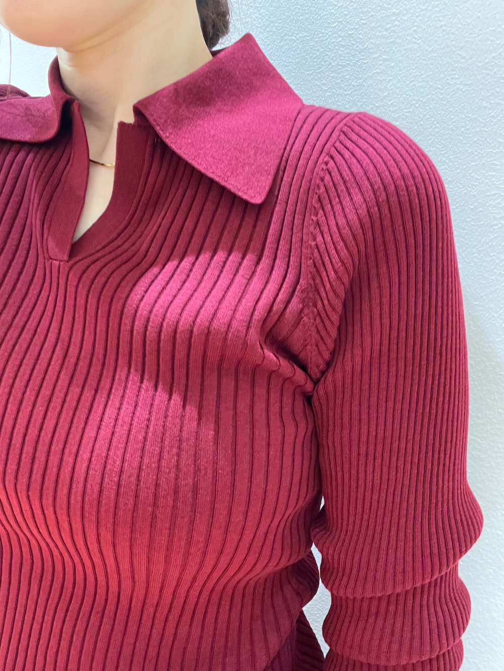 レッド系のニット/セーター、ブルー系のデニムパンツ、ブラック系のローファーを着用したレディースの秋コーディネートの8枚目の写真