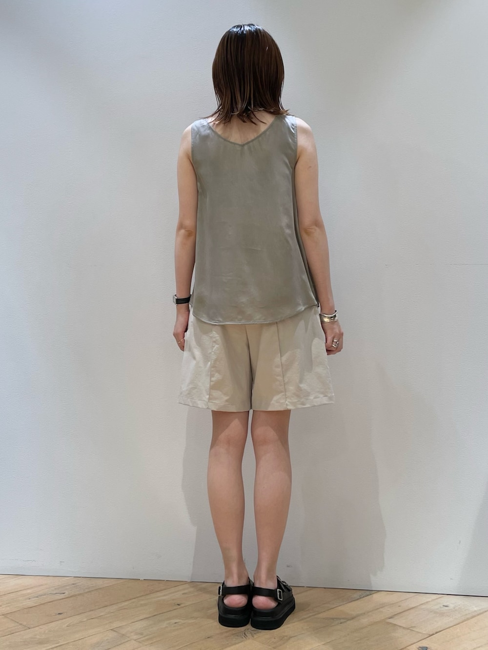 「夏コーデ、タンクトップ、ショートパンツ、ハーフパンツ、大人カジュアル、休日スタイル、休日コーデ、30代コーデ、30代ファッション、ママコーデ、ママファッション、アウトドアスタイル、リゾートスタイル、海コーデ、旅行コーデ」｜「Rouge vifのフロントタックショートパンツ（その他パンツ、ベージュ系）」を使った、ひかりさん（骨格ストレート・レディース・162cm）の夏コーディネートの4枚目の写真