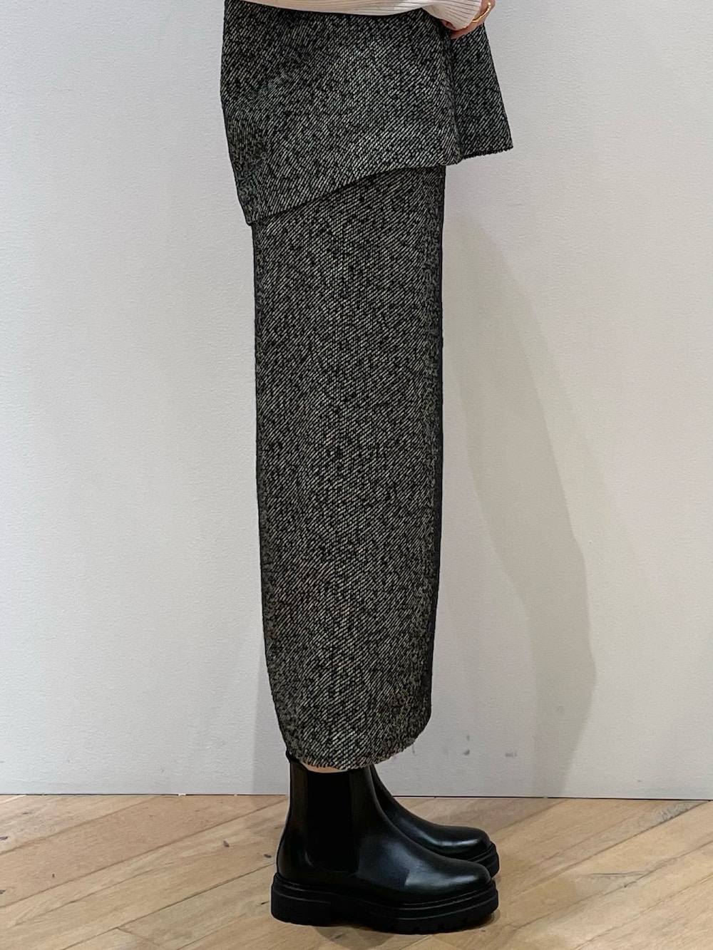 ブラック系のスカート、ブラック系のベスト、グレー系のニット/セーターを着用したレディースの秋コーディネートの5枚目の写真