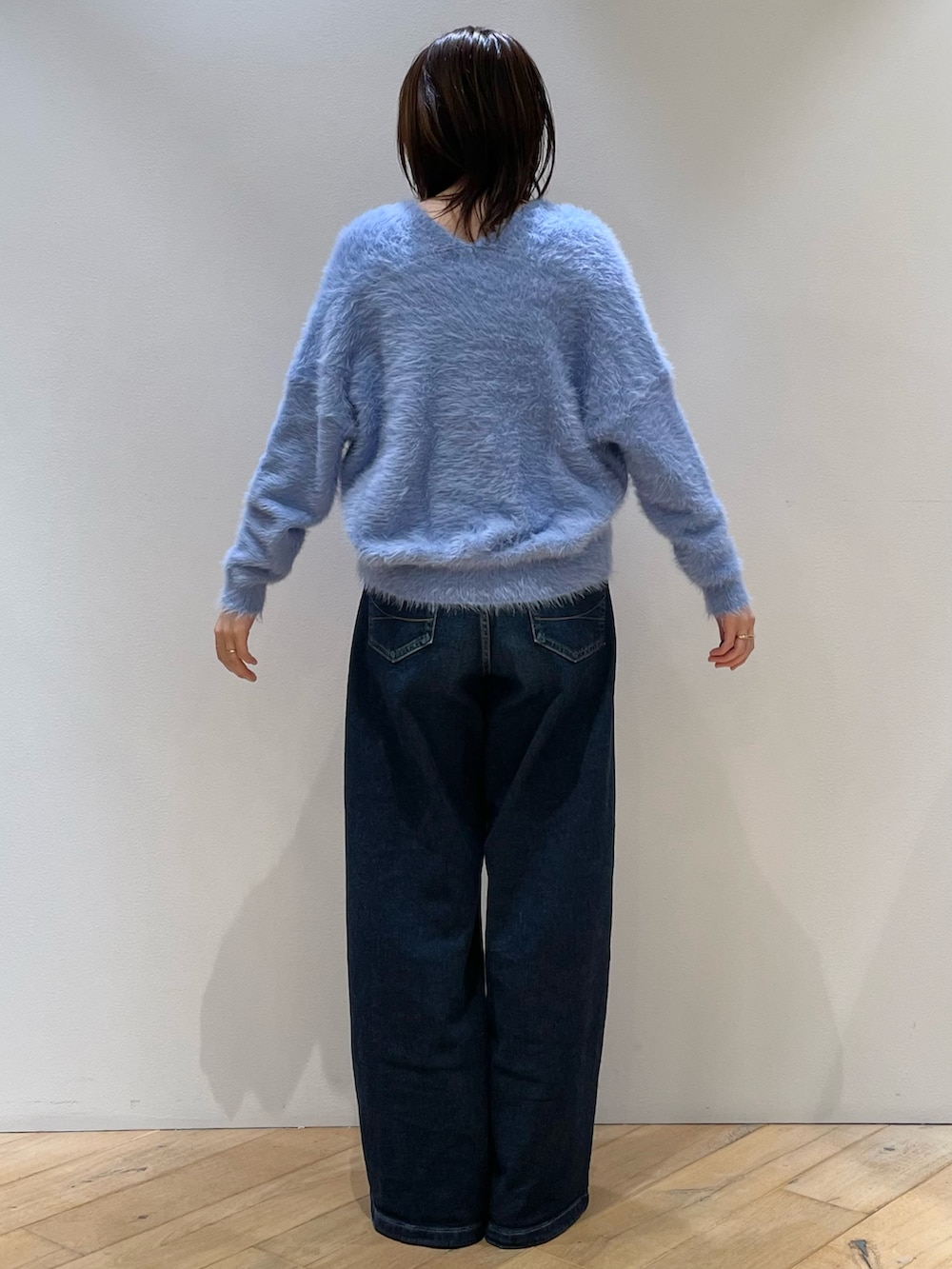 ブルー系のデニムパンツ、ブラック系のローファー、ブルー系のカーディガン/ボレロを着用したレディースの秋コーディネートの5枚目の写真