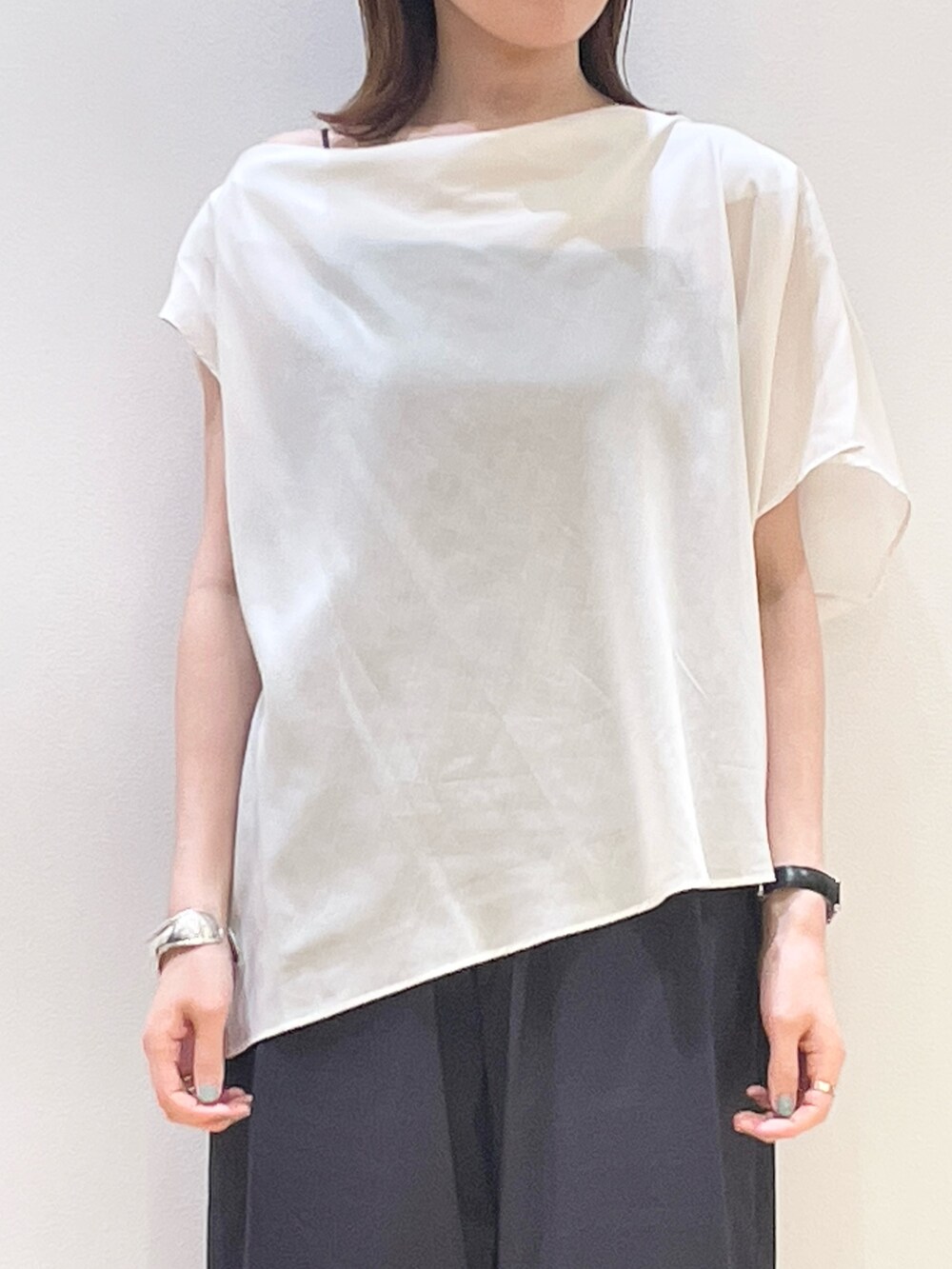 「夏服、大人可愛い、シンプルスタイル、オトナ女子、30代コーデ、キレイめ、大人カジュアルコーデ、シアー、リラックスパンツ、ブラウス、アシンメトリー、シアートップス、Rouge vif la cle(Rouge vif la cle)、オフィスカジュアル、ママコーデ」｜「Rouge vifの【ロングセラー】NEW イージー ワイドパンツ（その他パンツ、ブルー系）」を使った、ひかりさん（骨格ストレート・レディース・162cm）の夏コーディネートの4枚目の写真