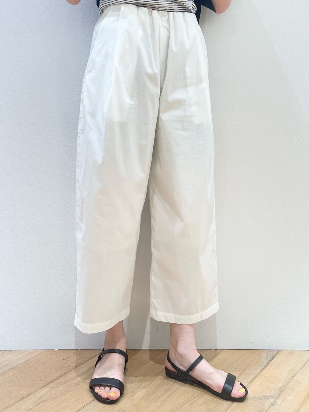 「サンダル、ジャケット、パンツ、パンツスタイル、パンツコーデ、白パンツ、大人カジュアル、大人コーデ、30代ファッション、30代コーデ、ママコーデ、ママファッション、休日スタイル、Rouge vif la cle(Rouge vif la cle)」|「Rouge vifの【ロングセラー】NEW イージー ワイドパンツ(その他パンツ、ホワイト系)」を使った、ひかりさん(骨格ストレート・レディース・162cm)の夏コーディネートの6枚目の写真