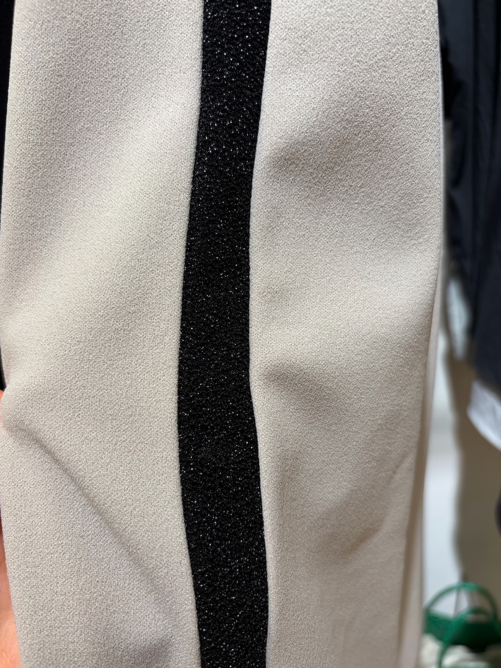 ブラック系のニット/セーター、ベージュ系のその他パンツ、ブラック系のボストンバッグを着用したレディースの夏コーディネートの5枚目の写真