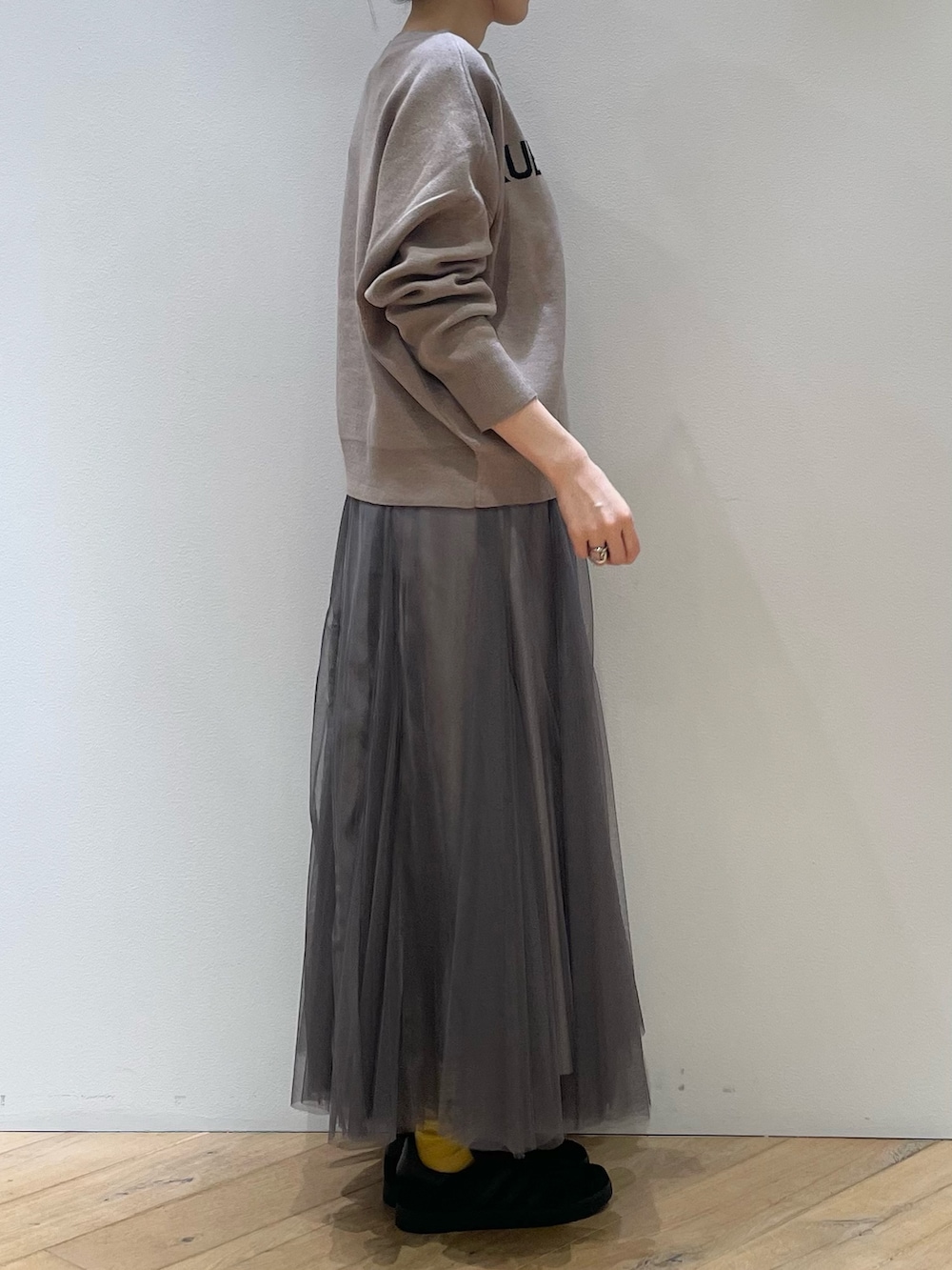 「ロゴニット、ニット、チュールスカート、大人カジュアル、大人コーデ、大人かわいい、シンプルコーデ、お出かけコーデ、秋服準備はじめました、秋服、シンプルスタイル、初秋コーデ、休日スタイル、お洒落さんとつながりたい、おしゃれさんと繋がりたい」｜「adidasの【adidas / アディダス】ガゼル　GAZELLE（スニーカー、ブラック系）」を使った、ひかりさん（骨格ストレート・レディース・162cm）の秋コーディネートの3枚目の写真