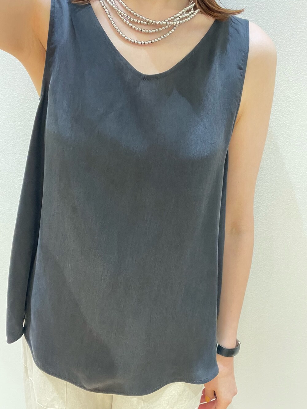 ホワイト系のその他パンツ、グレー系のシャツ/ブラウス、ブラック系のバレエシューズを着用したレディースの夏コーディネートの6枚目の写真