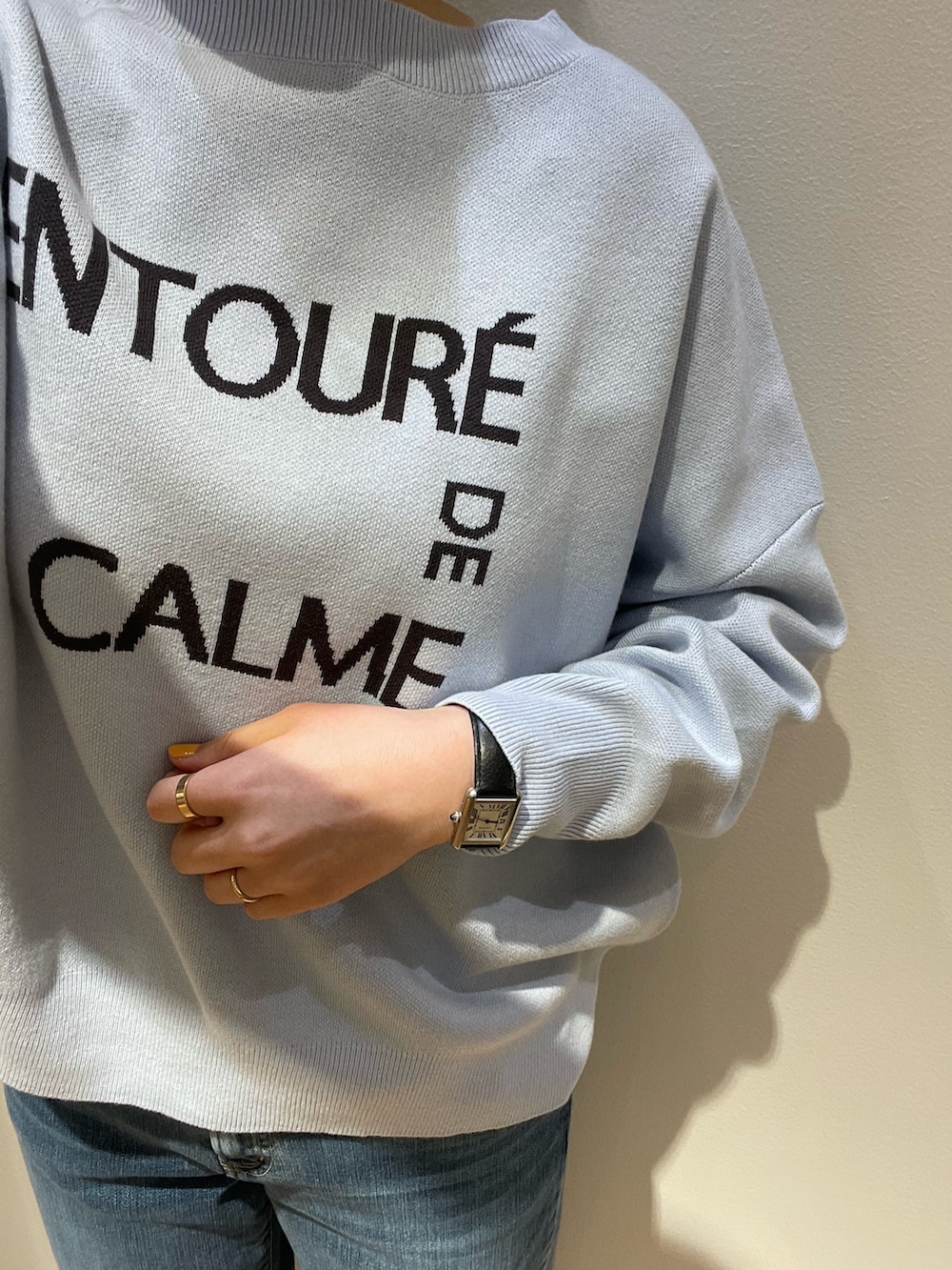 ブラック系のパンプス、ブルー系のトートバッグ、グレー系のシャツ/ブラウスを着用したレディースの春コーディネートの10枚目の写真