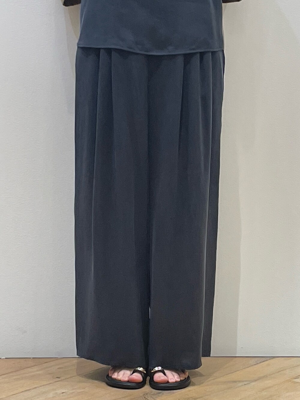 「サンダル、オトナカジュアル、ラフコーデ、大人カジュアルコーデ、夏、楽チンコーデ、夏服コーデ、ジャケット、セットアップ」|「Rouge vif Annaの撥水ドルマンハーフ袖ジャケット(テーラードジャケット、ベージュ系)」を使った、ひかりさん(骨格ストレート・レディース・162cm)の春コーディネートの4枚目の写真
