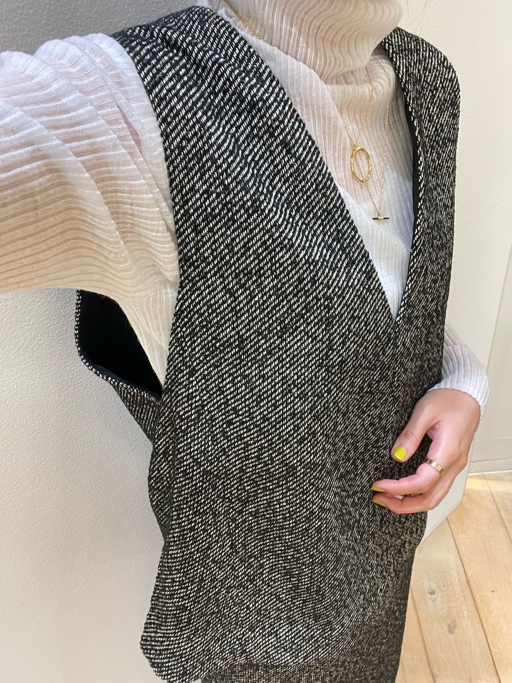 ブラック系のスカート、ブラック系のベスト、グレー系のニット/セーターを着用したレディースの秋コーディネートの8枚目の写真