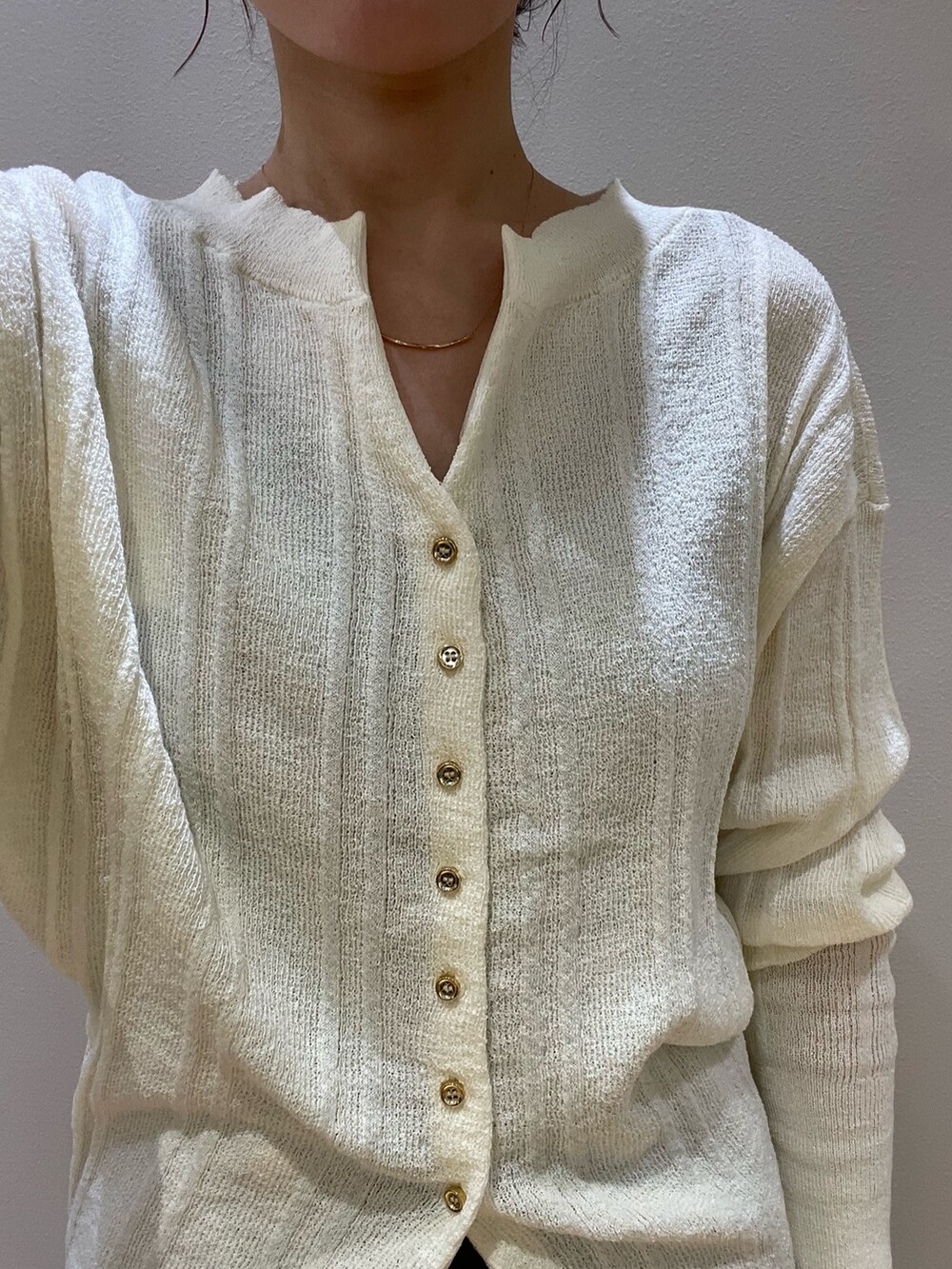 ホワイト系のニット/セーター、ベージュ系のショルダーバッグ、ホワイト系のショルダーバッグを着用したレディースの夏コーディネートの6枚目の写真