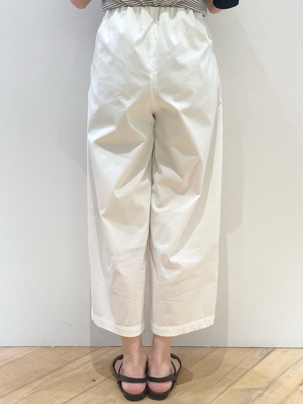 「サンダル、ジャケット、パンツ、パンツスタイル、パンツコーデ、白パンツ、大人カジュアル、大人コーデ、30代ファッション、30代コーデ、ママコーデ、ママファッション、休日スタイル、Rouge vif la cle(Rouge vif la cle)」|「Rouge vifの【ロングセラー】NEW イージー ワイドパンツ(その他パンツ、ホワイト系)」を使った、ひかりさん(骨格ストレート・レディース・162cm)の夏コーディネートの4枚目の写真