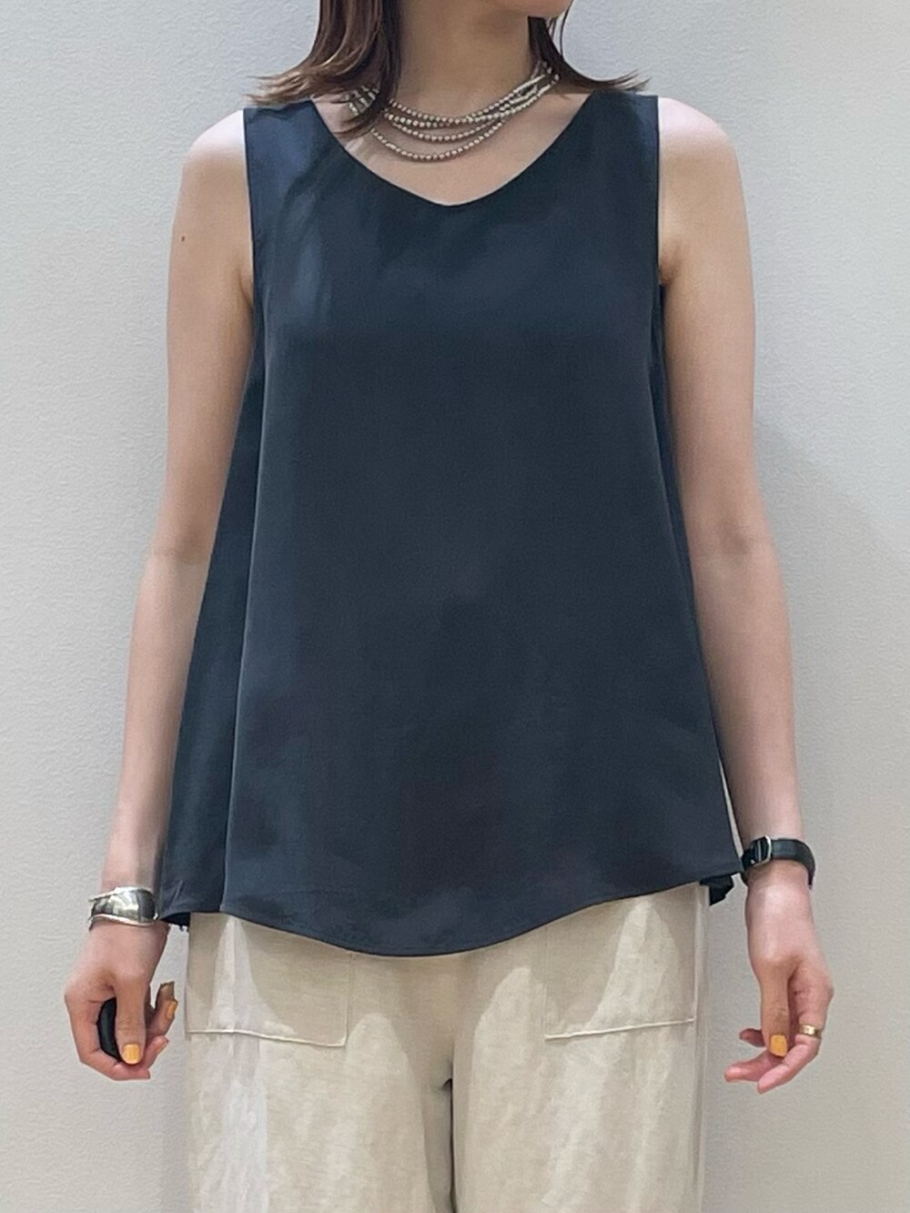 ホワイト系のその他パンツ、グレー系のシャツ/ブラウス、ブラック系のバレエシューズを着用したレディースの夏コーディネートの7枚目の写真