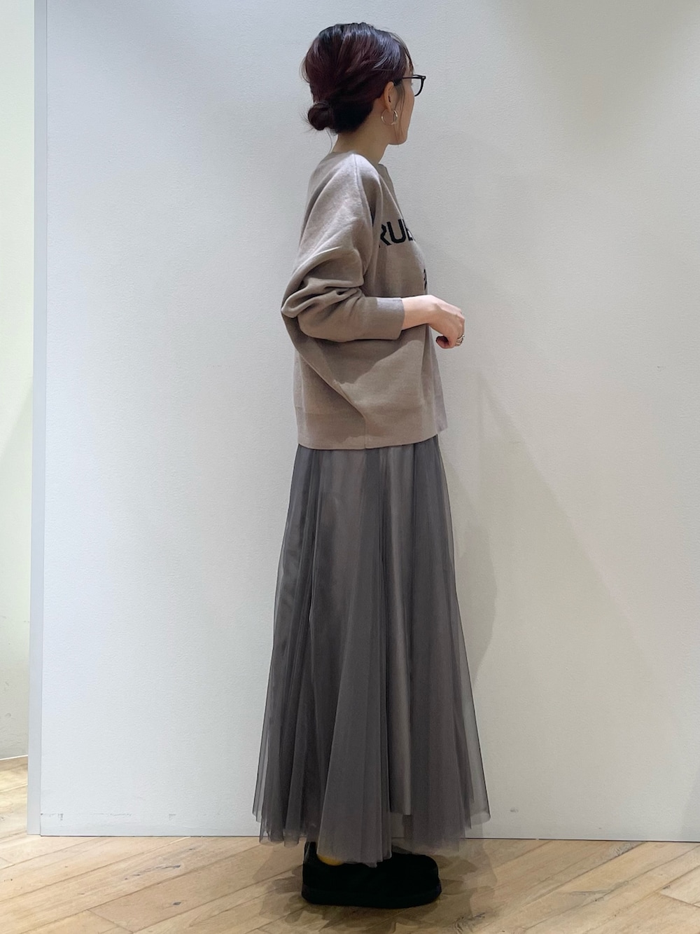 「ロゴニット、ニット、チュールスカート、大人カジュアル、大人コーデ、大人かわいい、シンプルコーデ、お出かけコーデ、秋服準備はじめました、秋服、シンプルスタイル、初秋コーデ、休日スタイル、お洒落さんとつながりたい、おしゃれさんと繋がりたい」｜「adidasの【adidas / アディダス】ガゼル　GAZELLE（スニーカー、ブラック系）」を使った、ひかりさん（骨格ストレート・レディース・162cm）の秋コーディネートの5枚目の写真