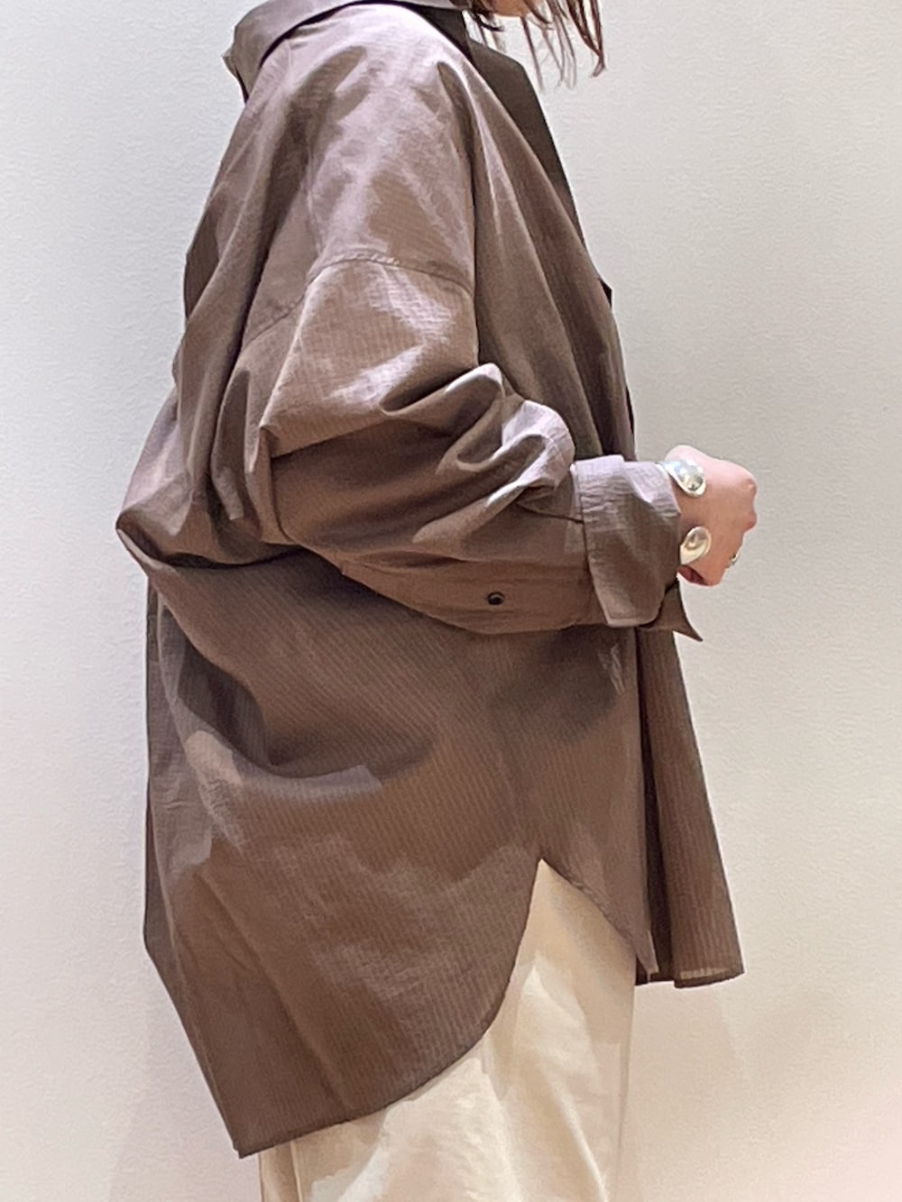 「バックツイスト、サンダル、シャツ、シャツスタイル、シャツコーデ、ショートパンツ、ハーフパンツ、ハーフパンツコーデ、トレンド、夏コーデ、夏ファッション、大人カジュアル、大人コーデ、大人女子、30代コーデ」｜「Rouge vifのフロントタックショートパンツ（その他パンツ、ベージュ系）」を使った、ひかりさん（骨格ストレート・レディース・162cm）の夏コーディネートの6枚目の写真