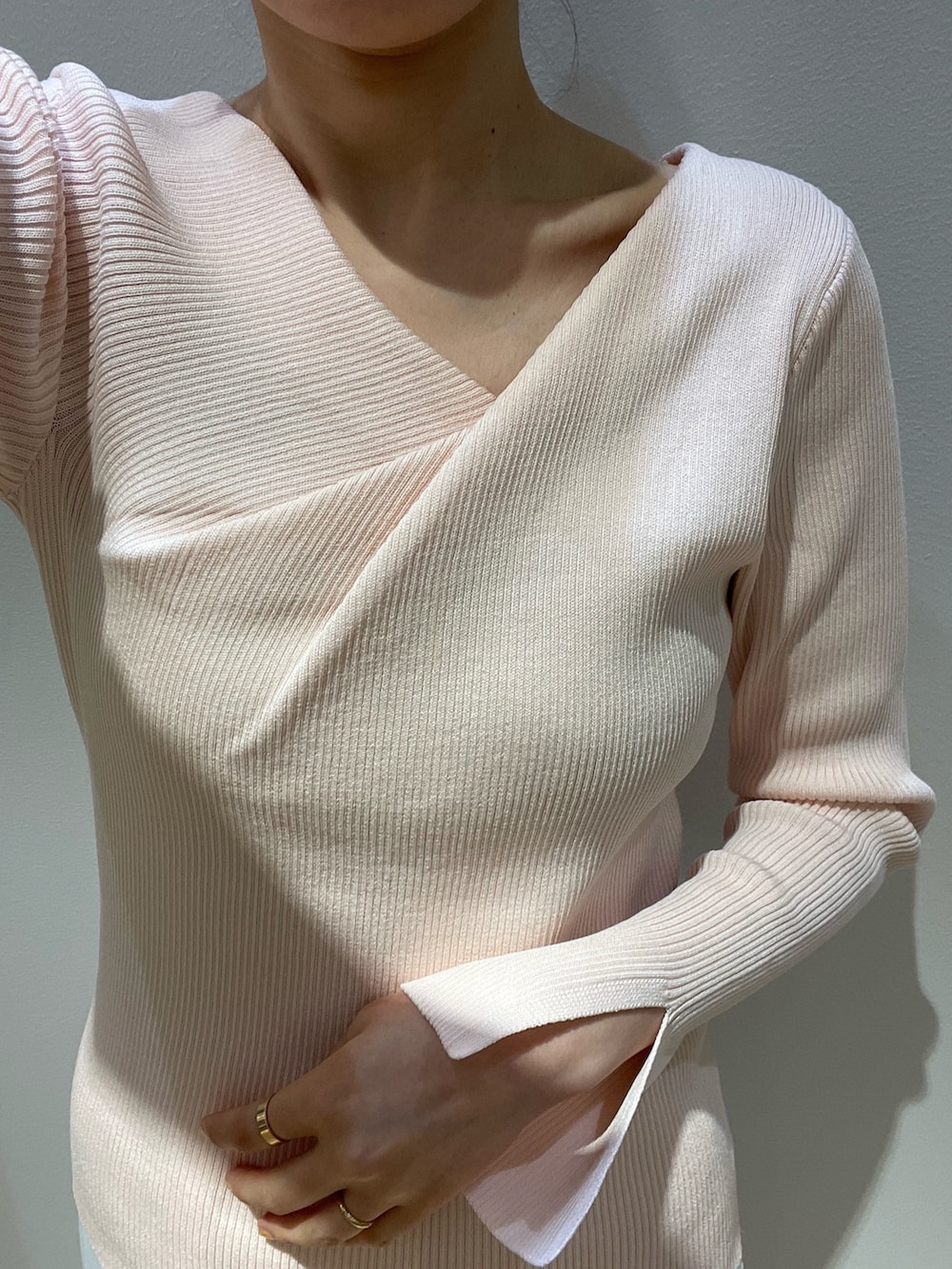 ベージュ系のトレンチコート、ピンク系のニット/セーター、ホワイト系のその他パンツを着用したレディースの春コーディネートの10枚目の写真