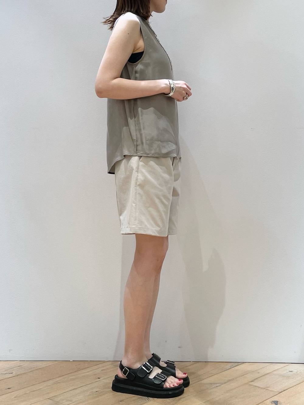 「夏コーデ、タンクトップ、ショートパンツ、ハーフパンツ、大人カジュアル、休日スタイル、休日コーデ、30代コーデ、30代ファッション、ママコーデ、ママファッション、アウトドアスタイル、リゾートスタイル、海コーデ、旅行コーデ」｜「Rouge vifのフロントタックショートパンツ（その他パンツ、ベージュ系）」を使った、ひかりさん（骨格ストレート・レディース・162cm）の夏コーディネートの7枚目の写真