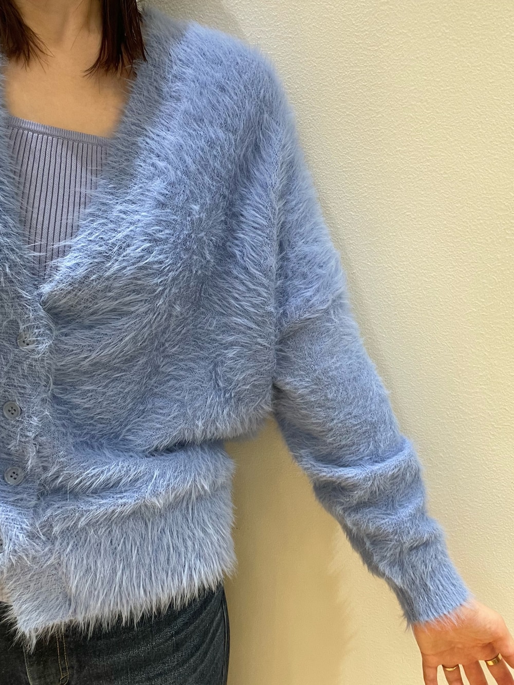 ブルー系のデニムパンツ、ブラック系のローファー、ブルー系のカーディガン/ボレロを着用したレディースの秋コーディネートの7枚目の写真