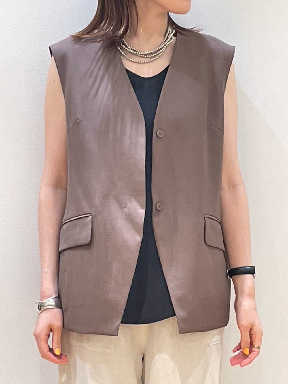 「ジレ、ジレスタイル、ベスト、ベストコーデ、ノースリーブ、パンツスタイル、白パンツ、大人カジュアル、大人コーデ、30代コーデ、30代ファッション、ママコーデ、ママファッション、お出かけコーデ、旅行コーデ」｜「Rouge vif Annaのリネン混サマーノーカラージレベスト（ベスト、ブラウン系）」を使った、ひかりさん（骨格ストレート・レディース・162cm）の夏コーディネートの5枚目の写真