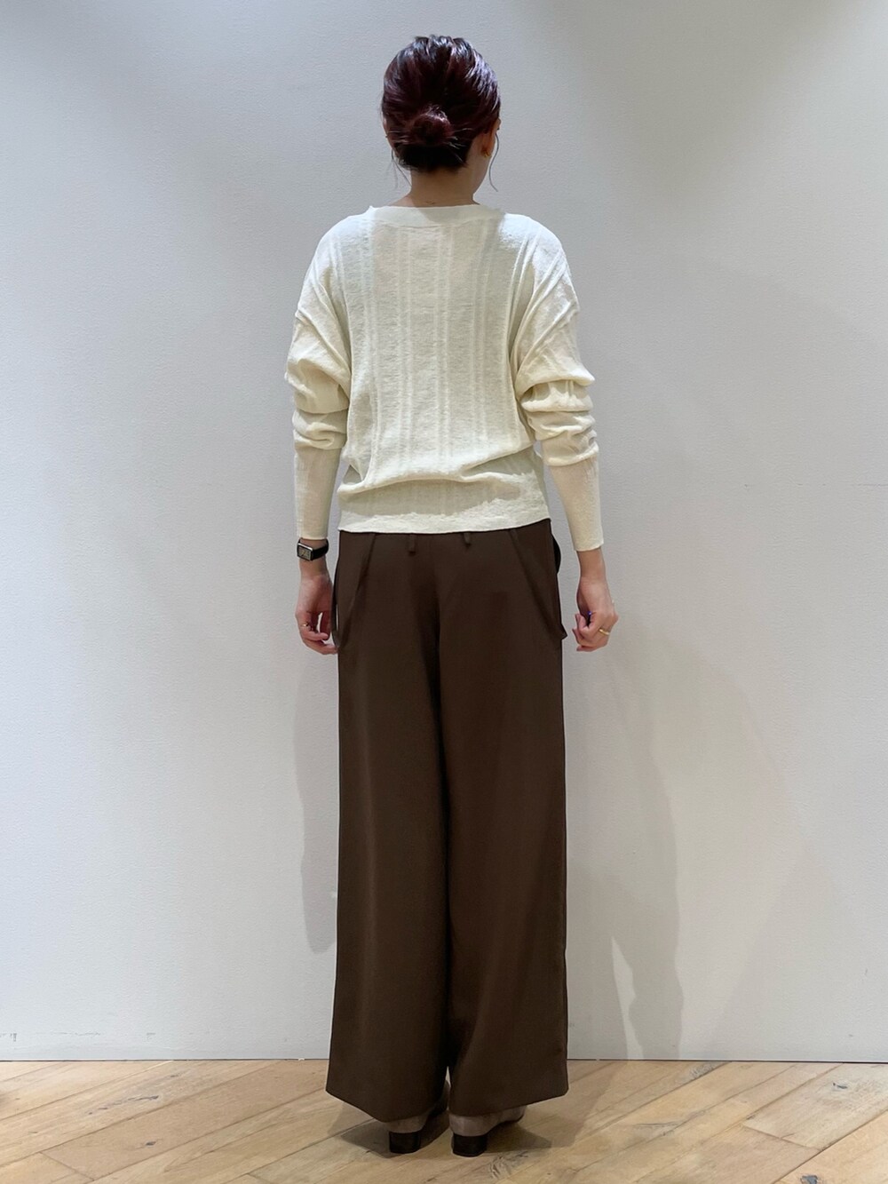 ホワイト系のニット/セーター、ベージュ系のショルダーバッグ、ホワイト系のショルダーバッグを着用したレディースの夏コーディネートの4枚目の写真