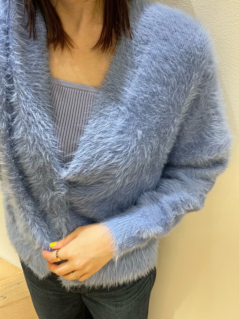 ブルー系のデニムパンツ、ブラック系のローファー、ブルー系のカーディガン/ボレロを着用したレディースの秋コーディネートの6枚目の写真