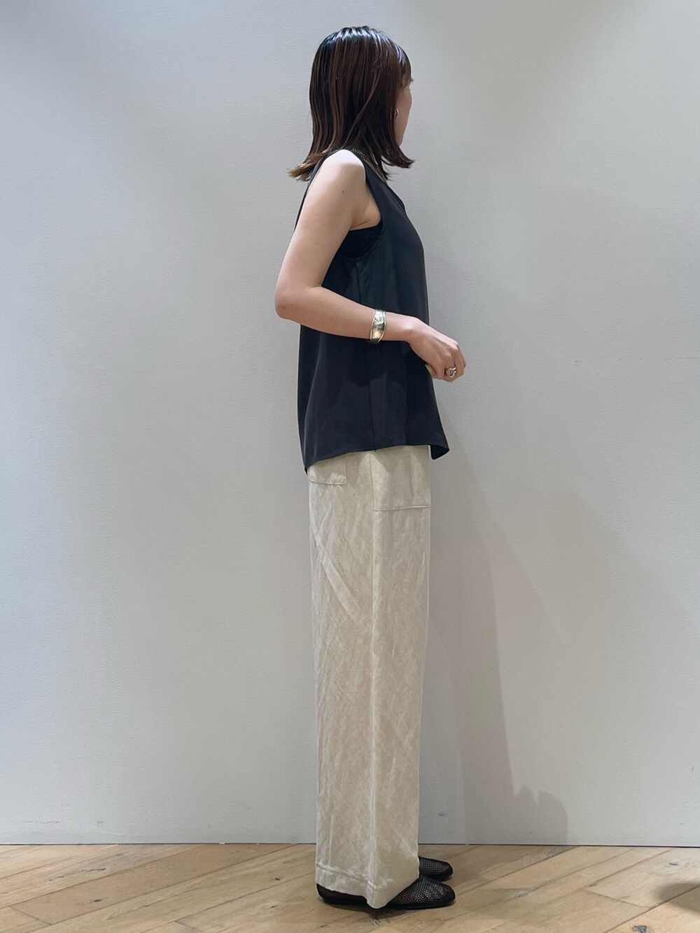 ホワイト系のその他パンツ、グレー系のシャツ/ブラウス、ブラック系のバレエシューズを着用したレディースの夏コーディネートの2枚目の写真