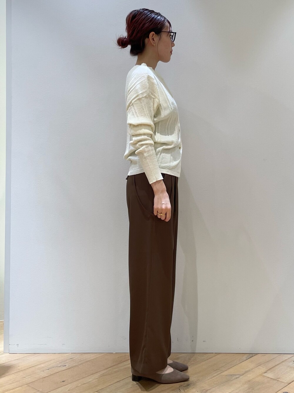 ホワイト系のニット/セーター、ベージュ系のショルダーバッグ、ホワイト系のショルダーバッグを着用したレディースの夏コーディネートの2枚目の写真