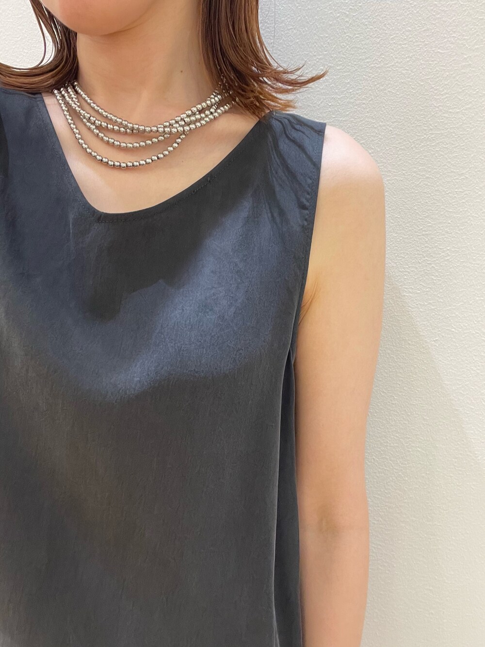 ホワイト系のその他パンツ、グレー系のシャツ/ブラウス、ブラック系のバレエシューズを着用したレディースの夏コーディネートの5枚目の写真