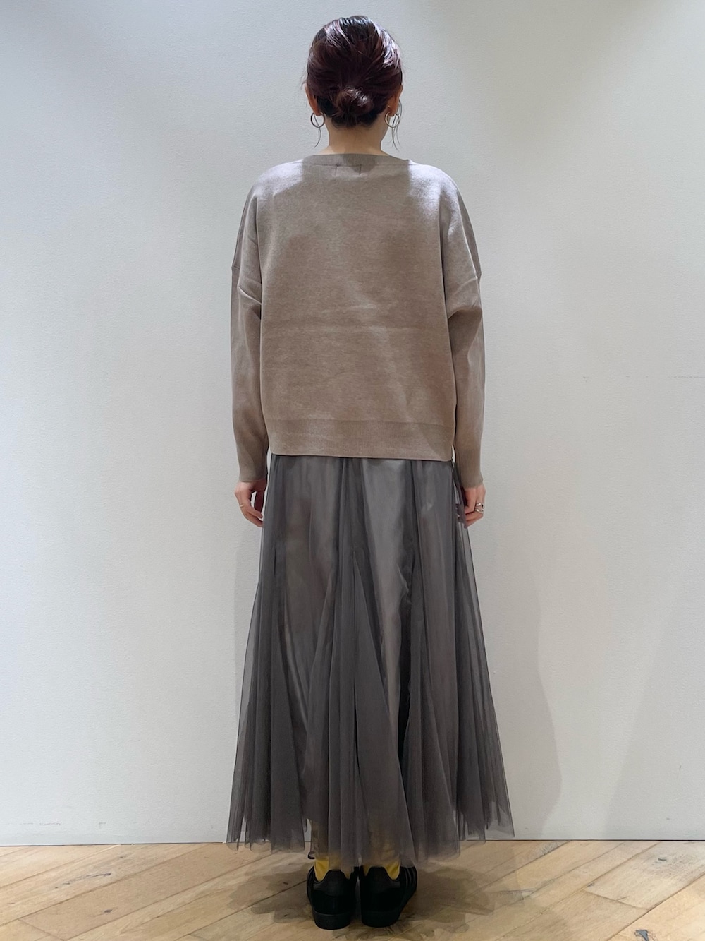 「ロゴニット、ニット、チュールスカート、大人カジュアル、大人コーデ、大人かわいい、シンプルコーデ、お出かけコーデ、秋服準備はじめました、秋服、シンプルスタイル、初秋コーデ、休日スタイル、お洒落さんとつながりたい、おしゃれさんと繋がりたい」｜「adidasの【adidas / アディダス】ガゼル　GAZELLE（スニーカー、ブラック系）」を使った、ひかりさん（骨格ストレート・レディース・162cm）の秋コーディネートの6枚目の写真