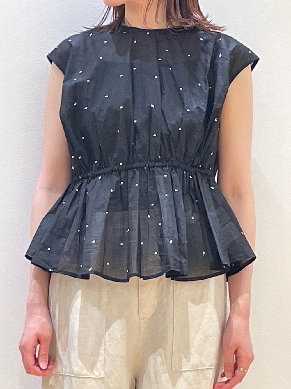 「サンダル、大人可愛い、夏服コーデ、パンツコーデ、ママファッション、オトナカジュアル、レイヤードスタイル、デートコーデ、シアートップス、ドット、ドット柄、ドットブラウス、白ワイド、パンツ、パンツスタイル」｜「Rouge vif Annaのシルバードット刺繍ペプラムブラウス（シャツ/ブラウス、ブラック系）」を使った、ひかりさん（骨格ストレート・レディース・162cm）の夏コーディネートの6枚目の写真