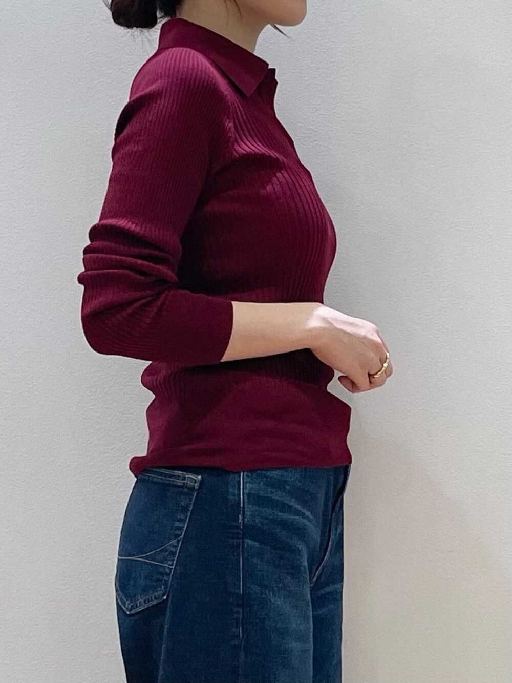 レッド系のニット/セーター、ブルー系のデニムパンツ、ブラック系のローファーを着用したレディースの秋コーディネートの6枚目の写真