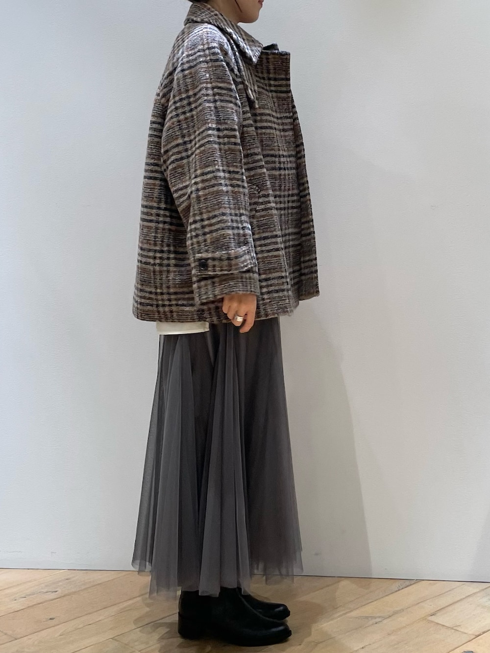 その他のピーコート、ホワイト系のシャツ/ブラウス、ブラック系のショルダーバッグを着用したレディースの冬コーディネートの4枚目の写真