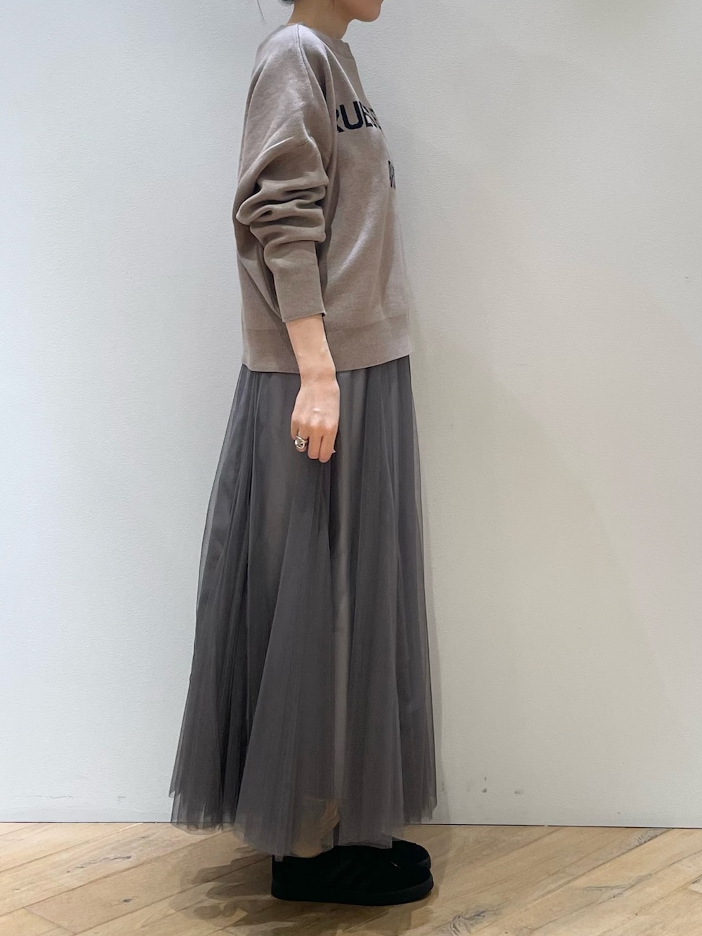 「ロゴニット、ニット、チュールスカート、大人カジュアル、大人コーデ、大人かわいい、シンプルコーデ、お出かけコーデ、秋服準備はじめました、秋服、シンプルスタイル、初秋コーデ、休日スタイル、お洒落さんとつながりたい、おしゃれさんと繋がりたい」｜「adidasの【adidas / アディダス】ガゼル　GAZELLE（スニーカー、ブラック系）」を使った、ひかりさん（骨格ストレート・レディース・162cm）の秋コーディネートの4枚目の写真