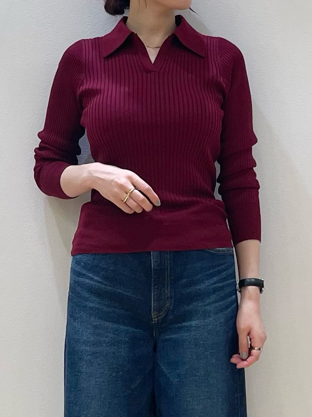 レッド系のニット/セーター、ブルー系のデニムパンツ、ブラック系のローファーを着用したレディースの秋コーディネートの5枚目の写真