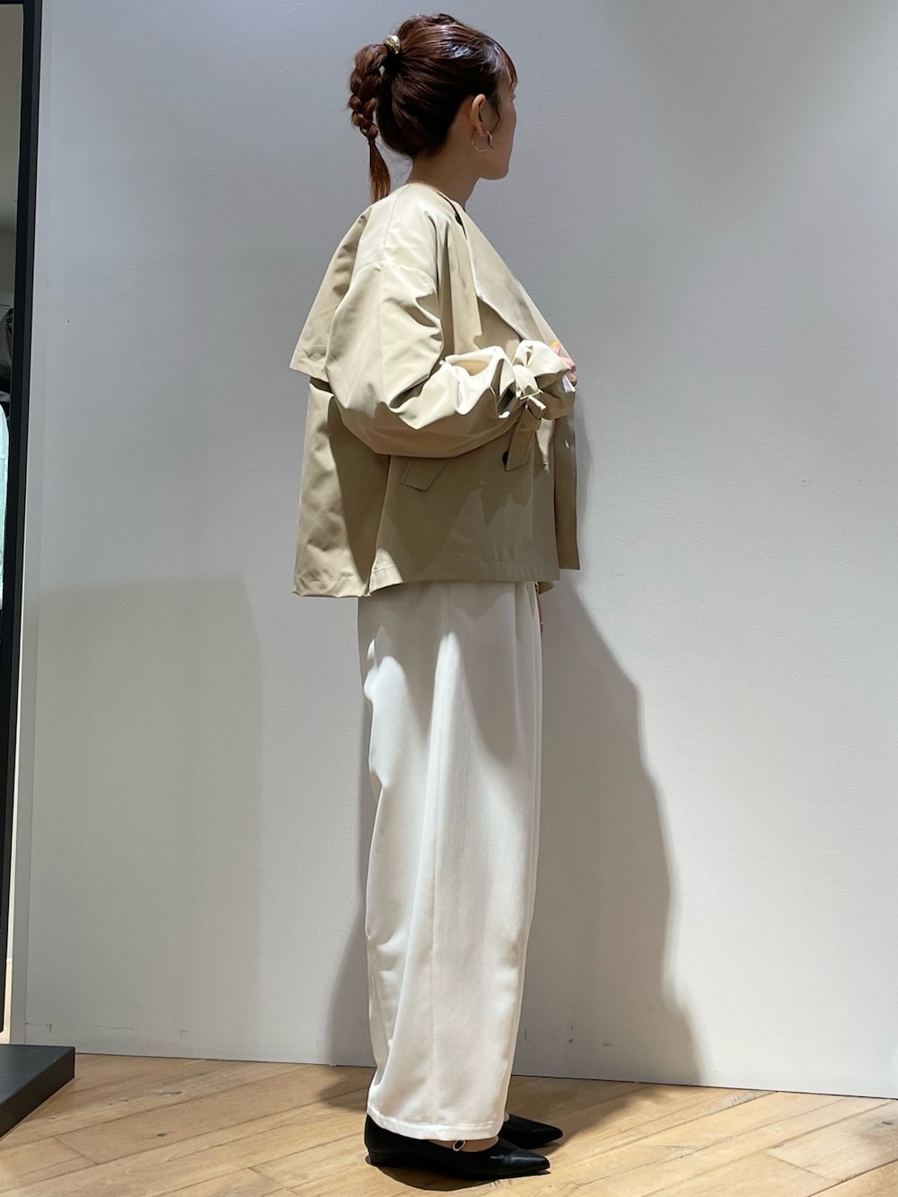 ベージュ系のトレンチコート、ピンク系のニット/セーター、ホワイト系のその他パンツを着用したレディースの春コーディネートの2枚目の写真