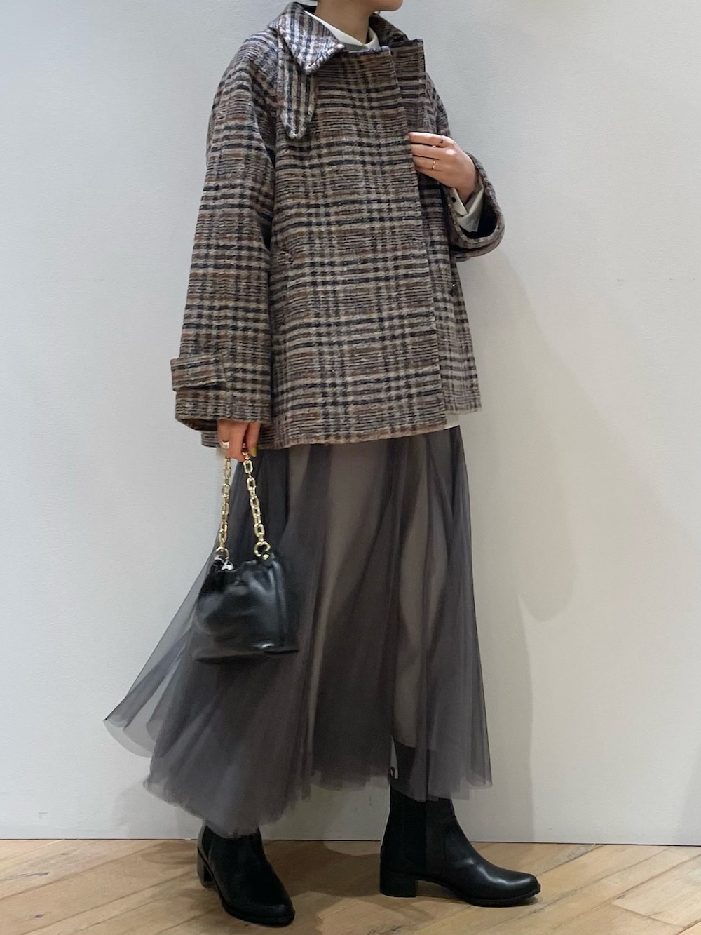 その他のピーコート、ホワイト系のシャツ/ブラウス、ブラック系のショルダーバッグを着用したレディースの冬コーディネートの2枚目の写真