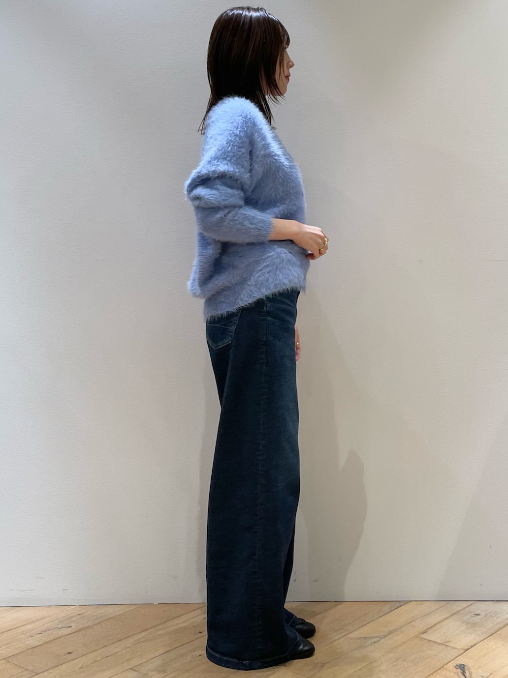 ブルー系のデニムパンツ、ブラック系のローファー、ブルー系のカーディガン/ボレロを着用したレディースの秋コーディネートの2枚目の写真