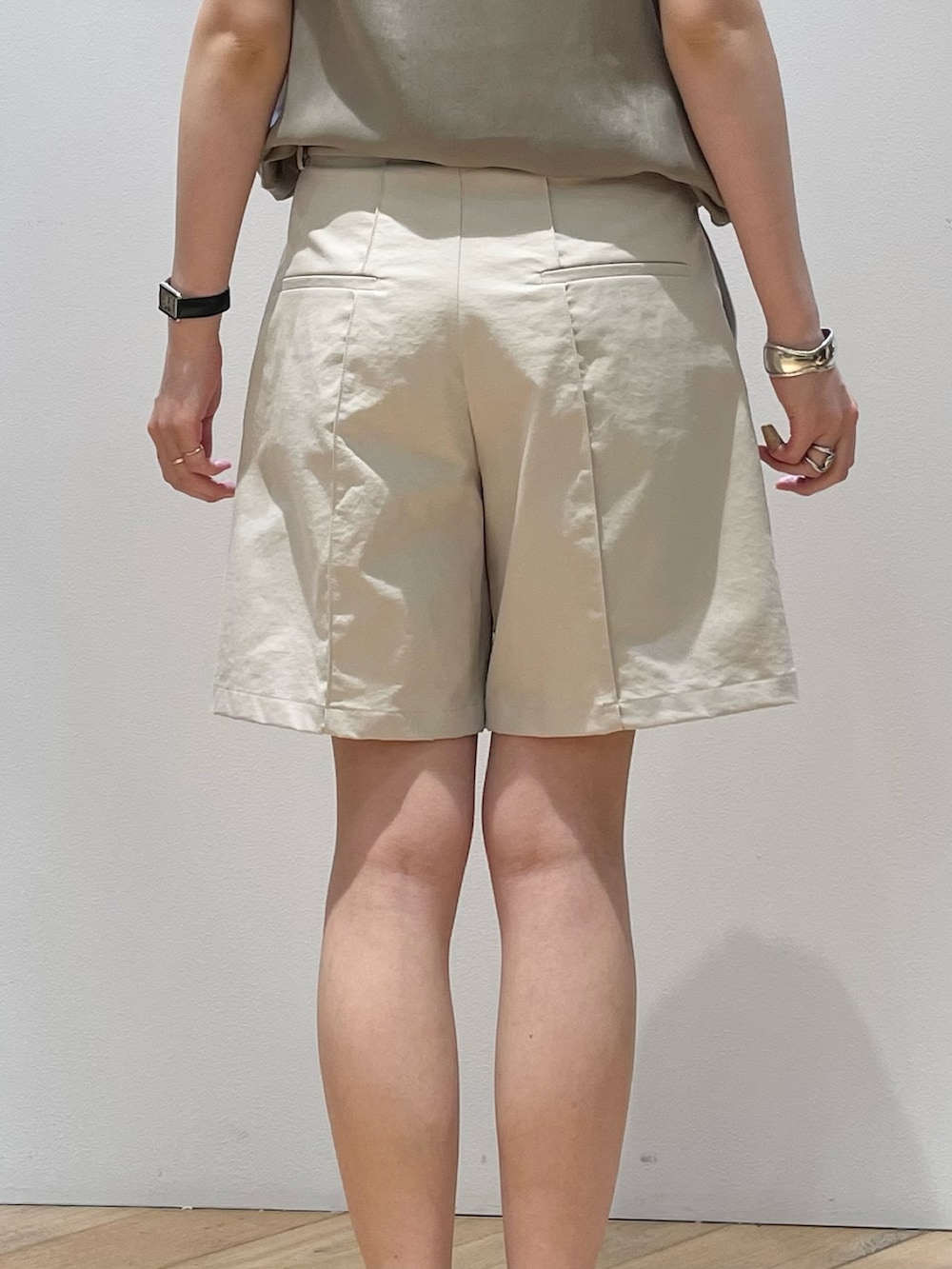 「夏コーデ、タンクトップ、ショートパンツ、ハーフパンツ、大人カジュアル、休日スタイル、休日コーデ、30代コーデ、30代ファッション、ママコーデ、ママファッション、アウトドアスタイル、リゾートスタイル、海コーデ、旅行コーデ」｜「Rouge vifのフロントタックショートパンツ（その他パンツ、ベージュ系）」を使った、ひかりさん（骨格ストレート・レディース・162cm）の夏コーディネートの9枚目の写真